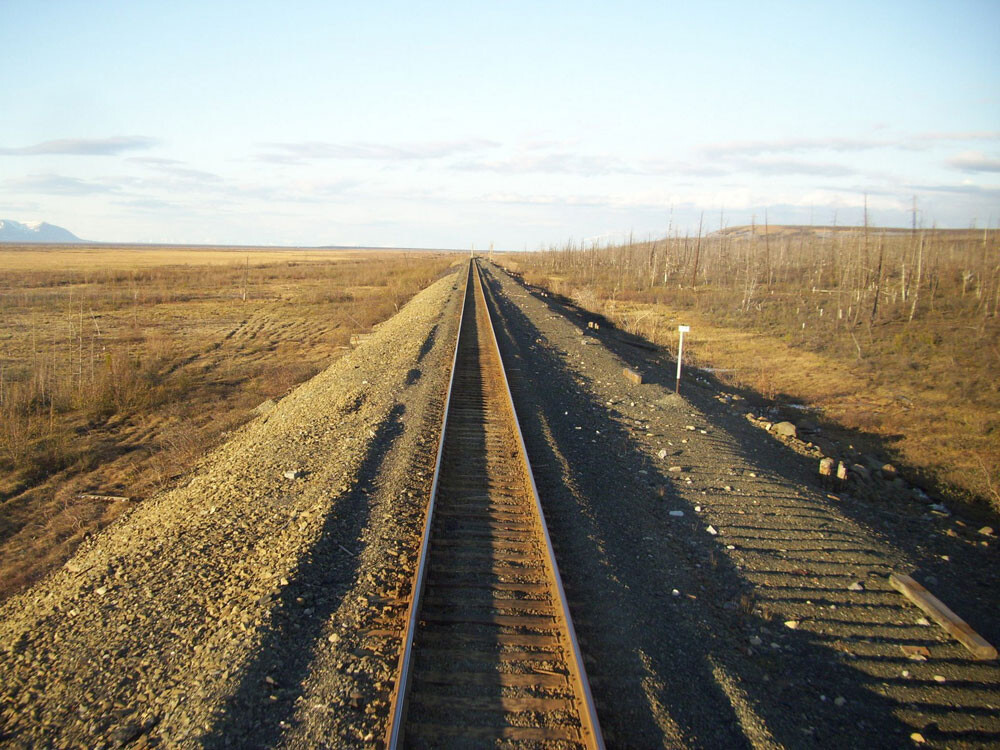 La première ligne à voie étroite a été construite ici dans les années 1930, lorsque le gouvernement soviétique a décidé de fonder la compagnie minière de Norilsk. Au début des années 1950, elle a été transformée en une ligne à écartement standard russe de 1520mm.

