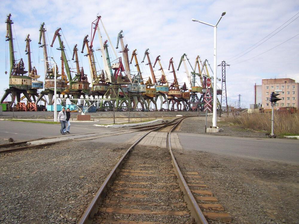 Le point de départ du chemin de fer est le port de Doudinka. Les grues sont retirées du quai en période de crue.

