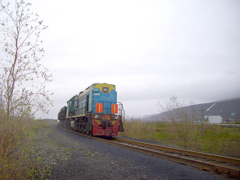 S’étendant bien au-delà du cercle polaire, la voie ferrée est un exemple particulier de ligne isolée, déconnectée du reste du réseau ferroviaire russe.

