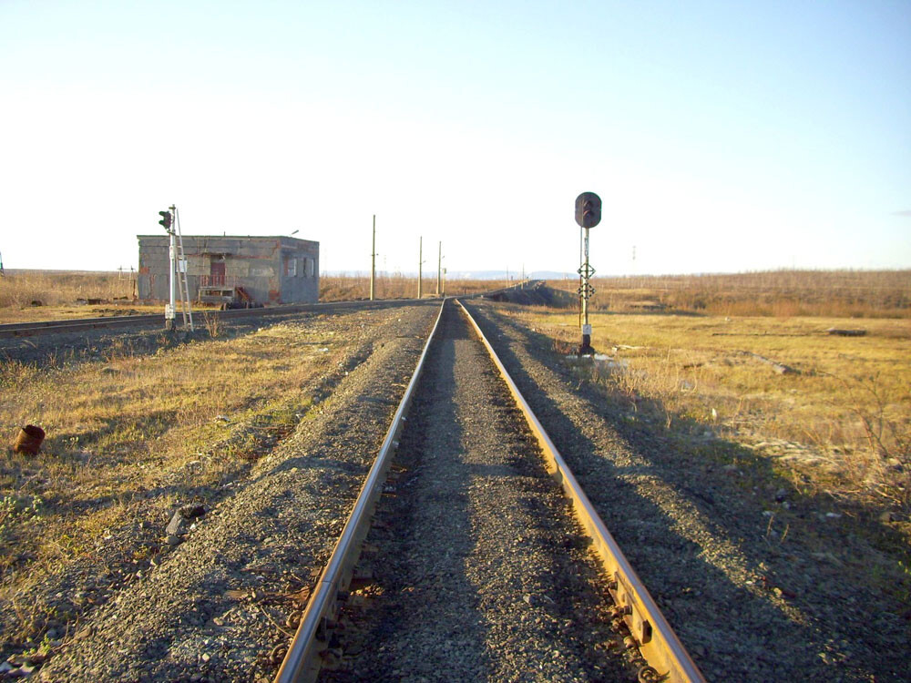 Le chemin de fer de Norilsk est l'une des voies de transport les plus extrêmes au monde. Construite au milieu d'une toundra austère, elle relie les cités minières de Norilsk et Talnakh à la ville portuaire de Doudinka, sur le fleuve Enisseï.

