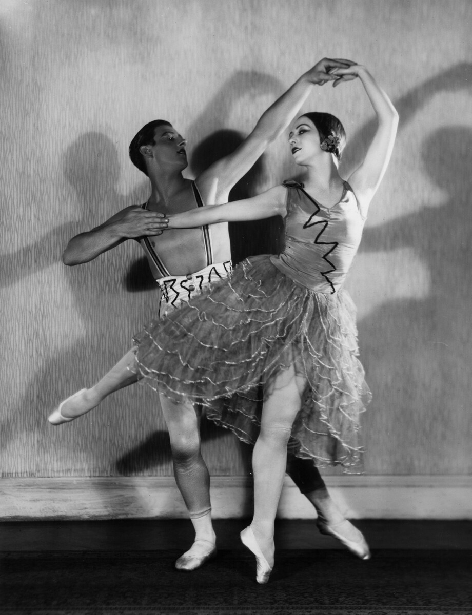 Сър Антон Долин (1904 - 1983) и Анна Людмила, танцуващи в Grosvenor House в 
