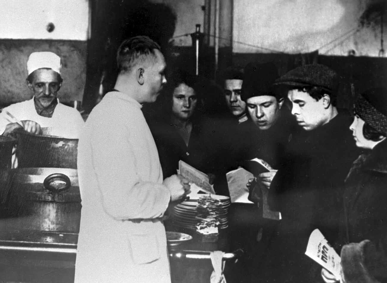 モスクワの調理工場で食事を試食している職員たち