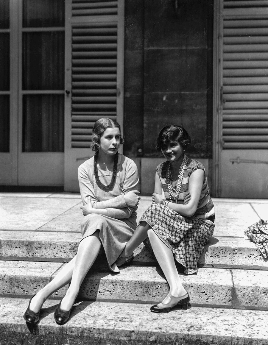 30 мај 1929. Француската модна дизајнерка Коко Шанел (1883-1971) (десно) и Лејди Абди во улицата „Фобур Сент-Оноре“, Франција.

