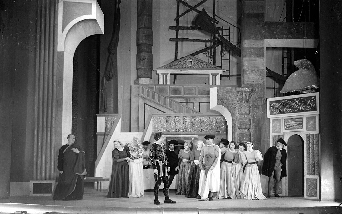 Театарот Folies-Wagram, 1935. Лејди Абди стои лево во бел фустан.

