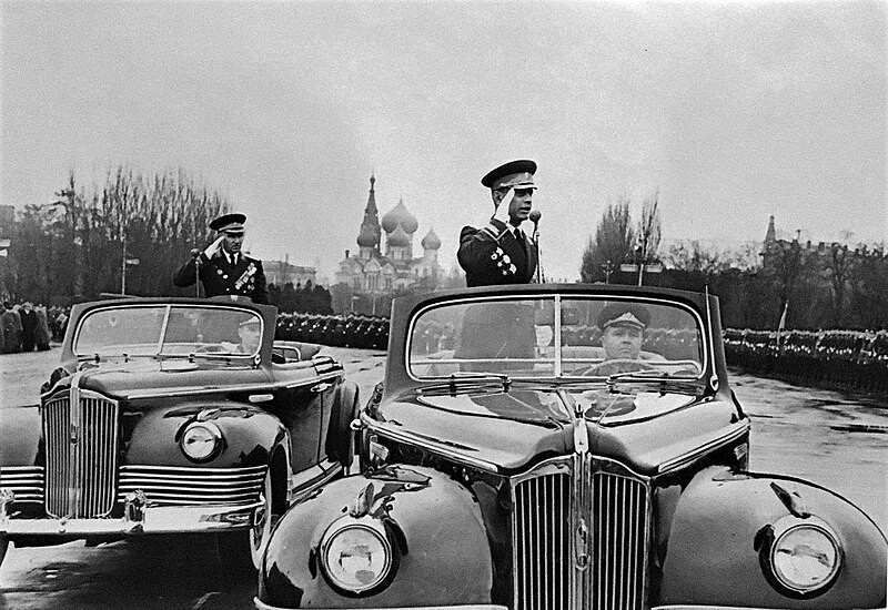 Odessa, 1965. El coronel General Amazasp Jachaturovich Babadzhanian, comandante del Distrito Militar de Odessa y Héroe de la Unión Soviética, durante un desfile.
