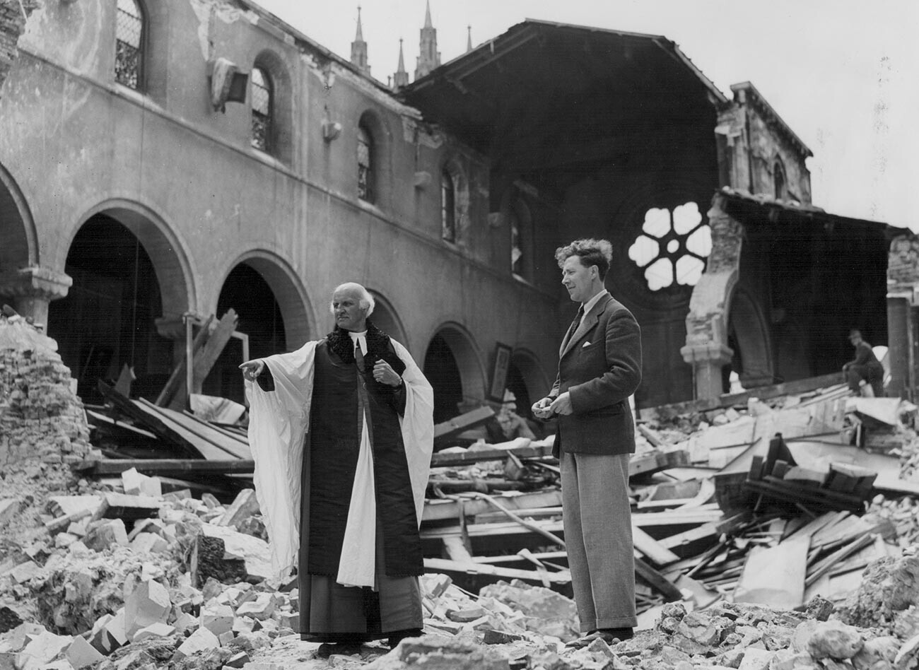 Hewlett Johnson ob poškodovani Canterburyjski stolnici leta 1942.

