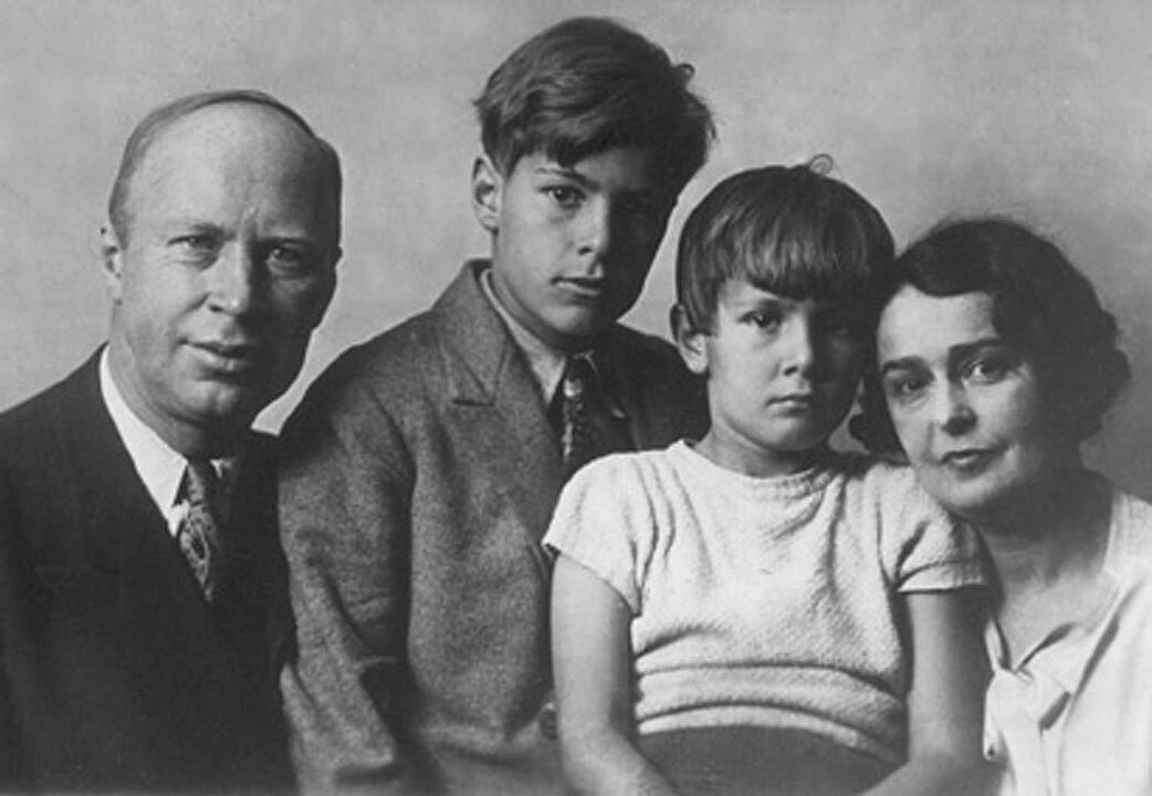 Carolina Codina con su marido y sus dos hijos, Oleg y Sviatoslav, en 1936.