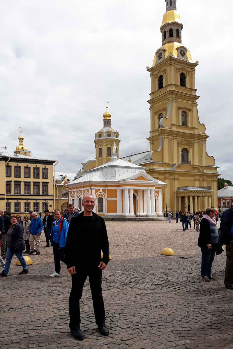 Pred Petropavlovsko trdnjavo in katedralo sv. Petra in Pavla.
