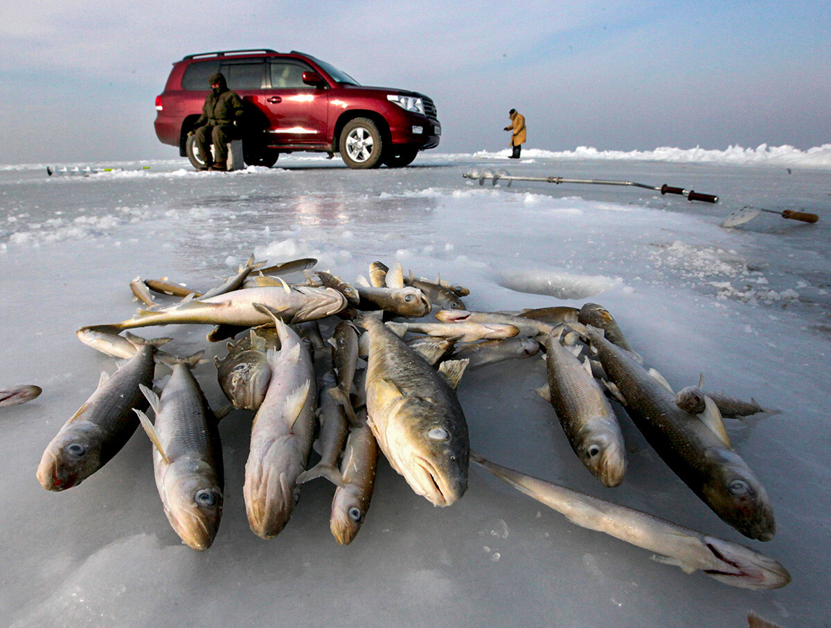 Eisfischen in der Amur-Bucht.