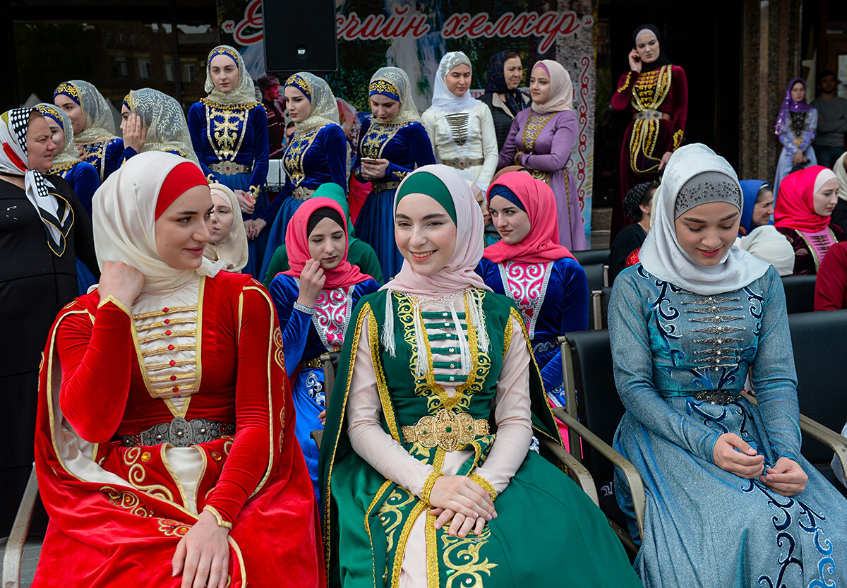 Tschetschenische Mädchen in Nationaltrachten.