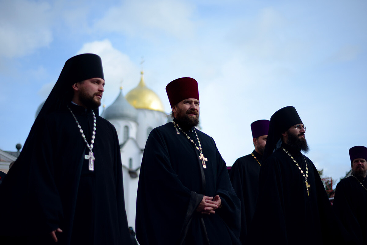 Priester, die an einer Feier zum 1.150. Jahrestag der russischen Staatsgründung teilnehmen.