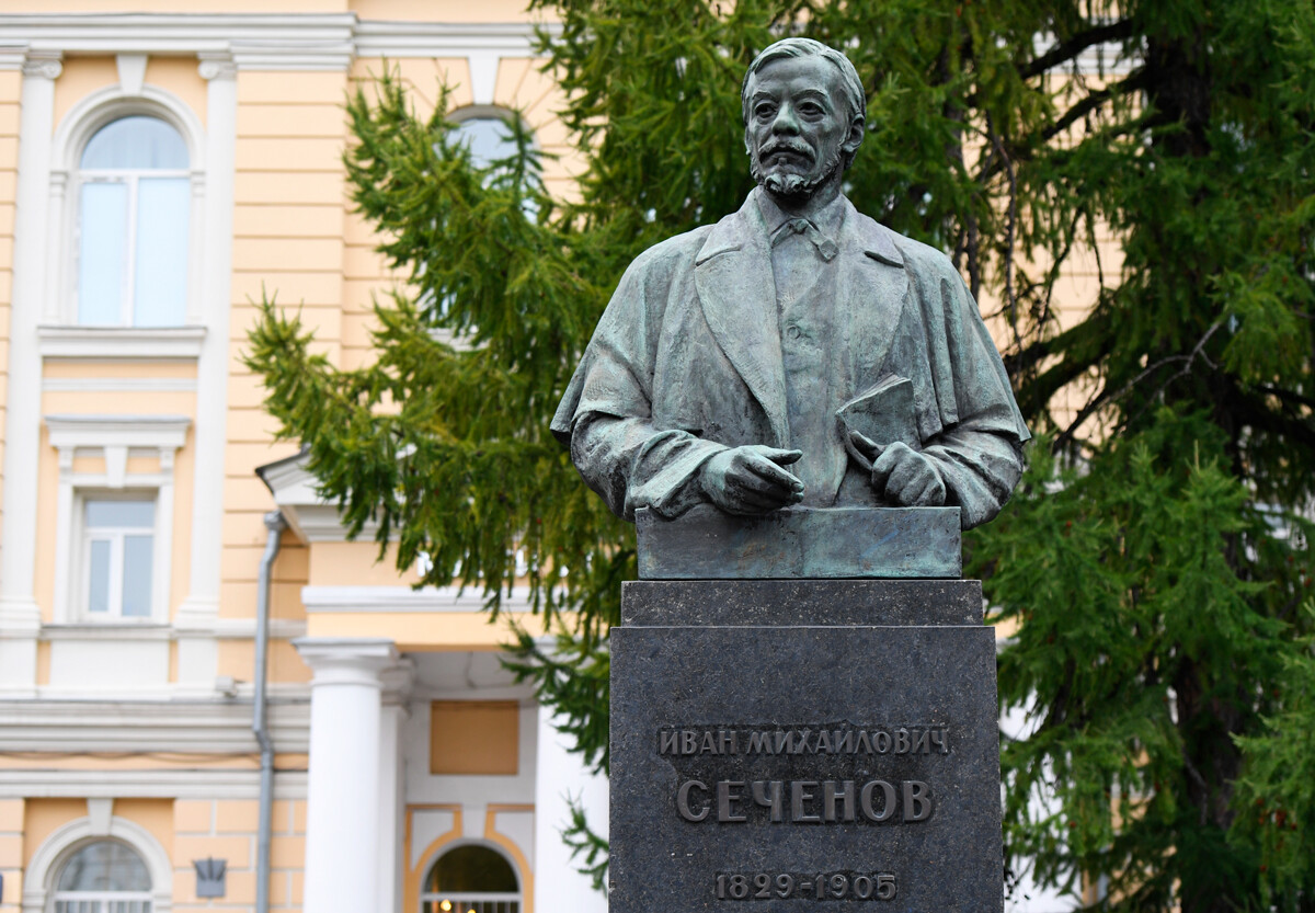 モスクワにあるイワン・セチェノフの像