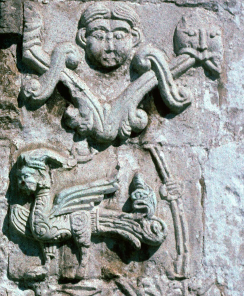 Catedral de San Jorge. Fachada sur, talla de piedra caliza. Máscaras talladas y grifo. 9 de agosto de 1994