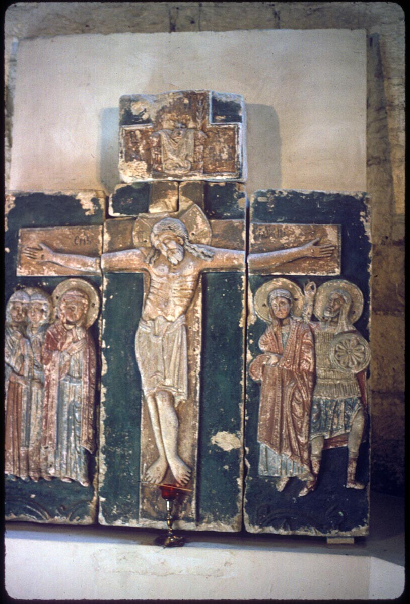 Catedral de San Jorge. Interior, “Cruz de Sviatoslav”. Crucifijo tallado y pintado de la catedral de principios del siglo XIII. 30 de junio de 1995