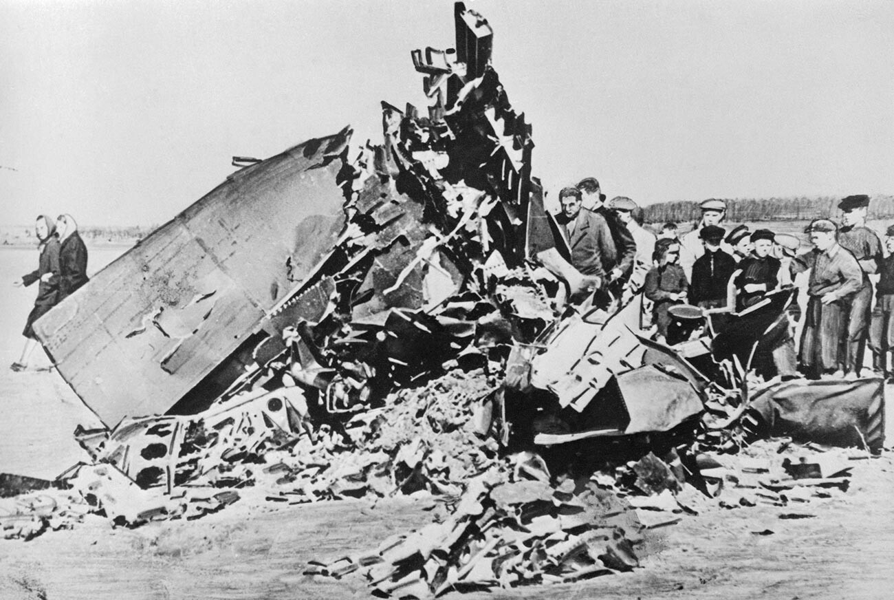 Na tej fotografiji, ki so jo uradno objavili v Moskvi, si ruski državljani ogledujejo razbitine ameriškega izvidniškega letala U-2 iz Turčije, ki je bilo 1. maja sestreljeno nad sovjetskim ozemljem. Pilot je bil identificiran kot 30-letni Francis Gary Powers iz Albanyja v Georgii. 