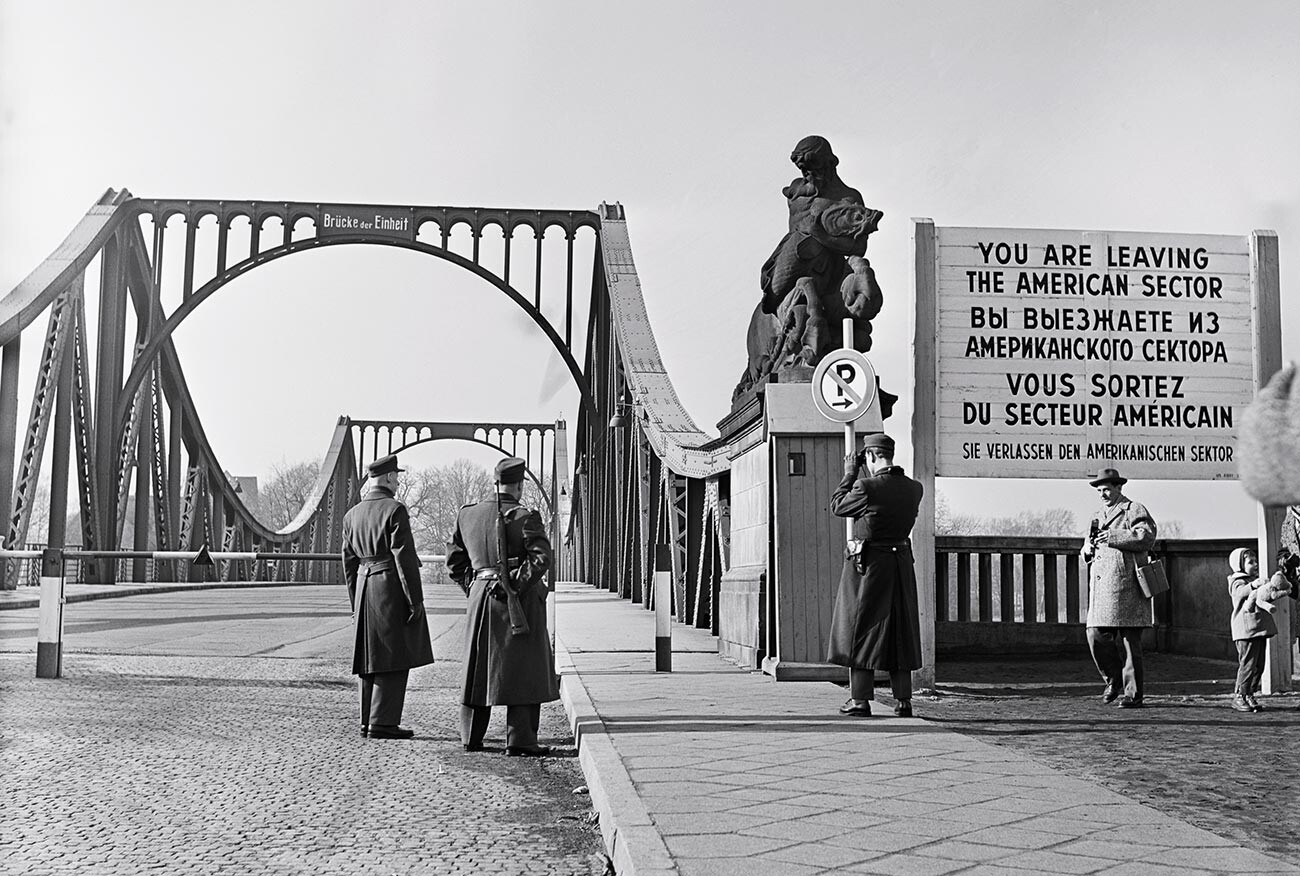 Berlin, Nemčija: Pogled na most Glienicke z ameriške strani, kjer je bil pilot U2 Francis Gary Powers zamenjan za obsojenega ruskega vohuna Rudolfa Abela. Most, ki se nahaja med Vzhodno Nemčijo in Zahodnim Berlinom, se običajno uporablja le za vojaške misije na poti v Potsdam v Vzhodno Nemčijo.