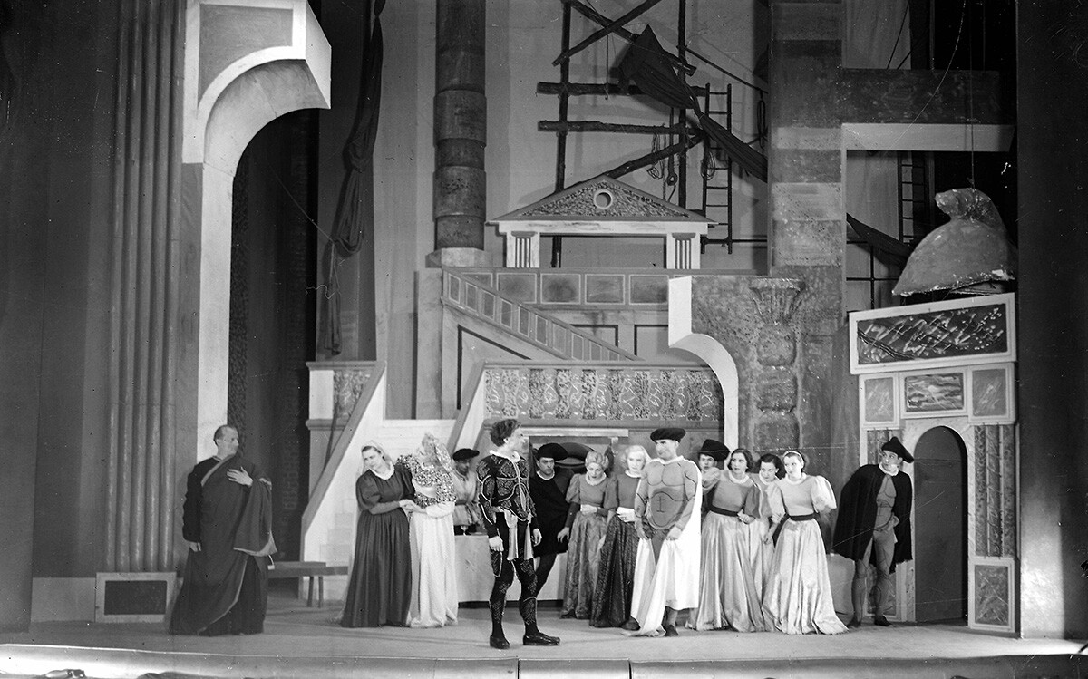 Леди Абди (в белом платье слева) в спектакле Антонена Арто «Ченчи», Париж, 1935