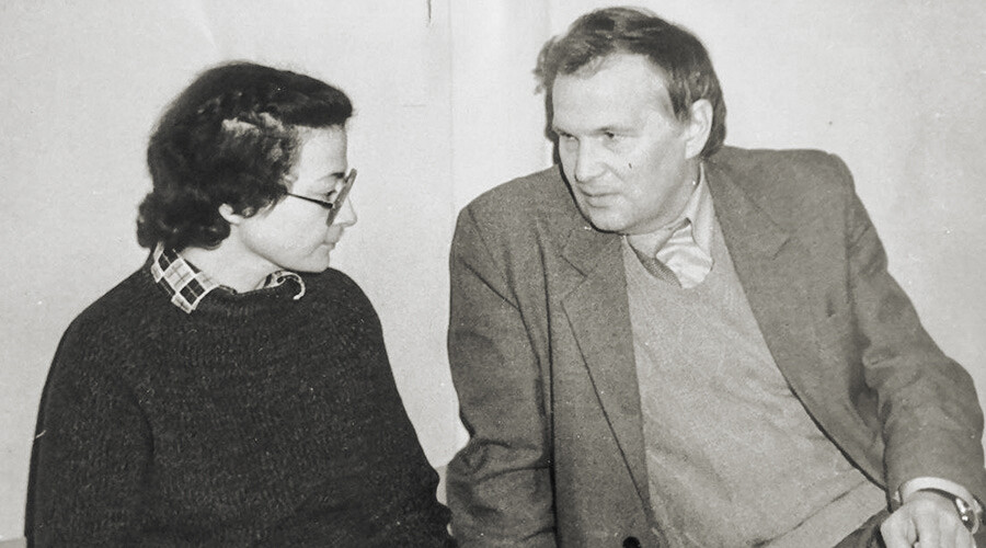 Le colonel du KGB Vladimir Georguiïev, qui a été chargé d'enquêter sur le cas d'évasion, à droite, et Natalia Vorontsova, à gauche