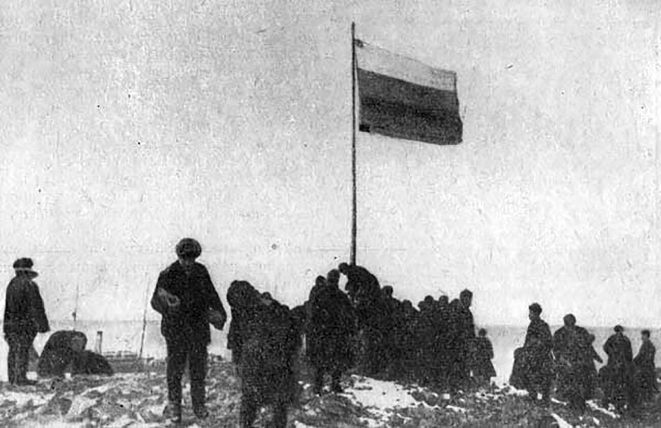 Поставяне на руския флаг на нос Берг (80°1'31