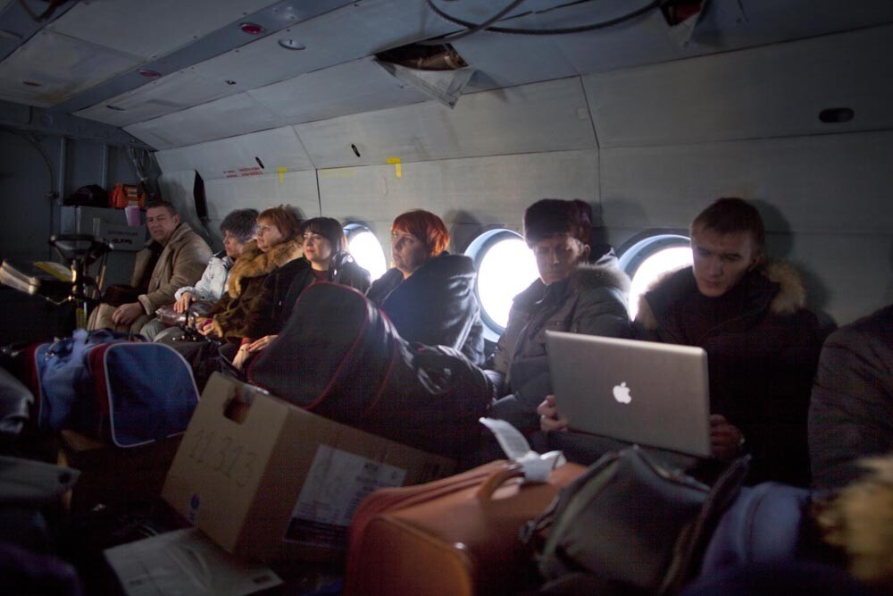Les travailleurs vont à Svetly pour un mois ou plus, et apportent beaucoup de bagages avec eux. L'intérieur de l'hélicoptère n'est pas confortable, mais au moins il y fait chaud.

