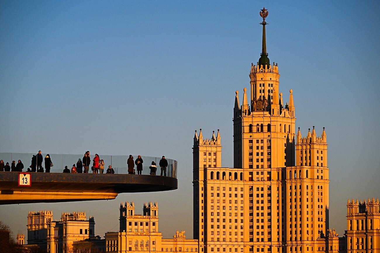 Лебдечкиот мост, парк Зарјадје, Москва.
