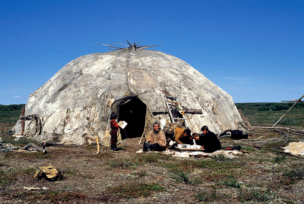 Družina Čukčev v jarangi, tradicionalnem bivališču rejcev severnih jelenov med selitvijo v tundro, 1987