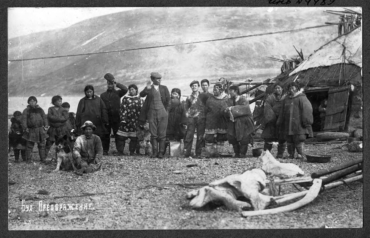 1910, zaliv Preobrazba. Čukči pred svojim bivališčem v tradicionalnih krznenih oblačilih, kamlejkah.