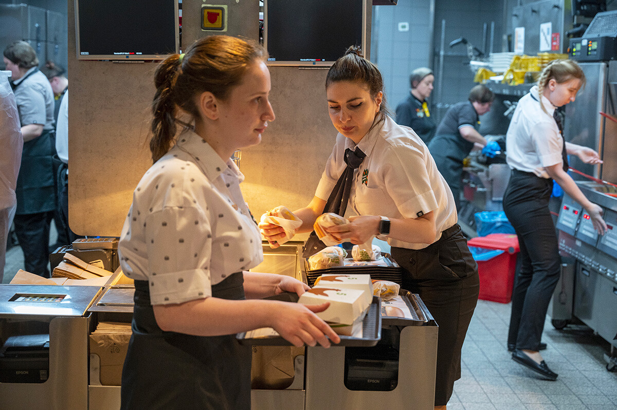 Mitarbeiter arbeiten in einem neu eröffneten Schnellrestaurant in einer ehemaligen McDonald's-Filiale in der Bolshaya Bronnaya-Straße in Moskau, Russland, Sonntag, 12. Juni 2022.