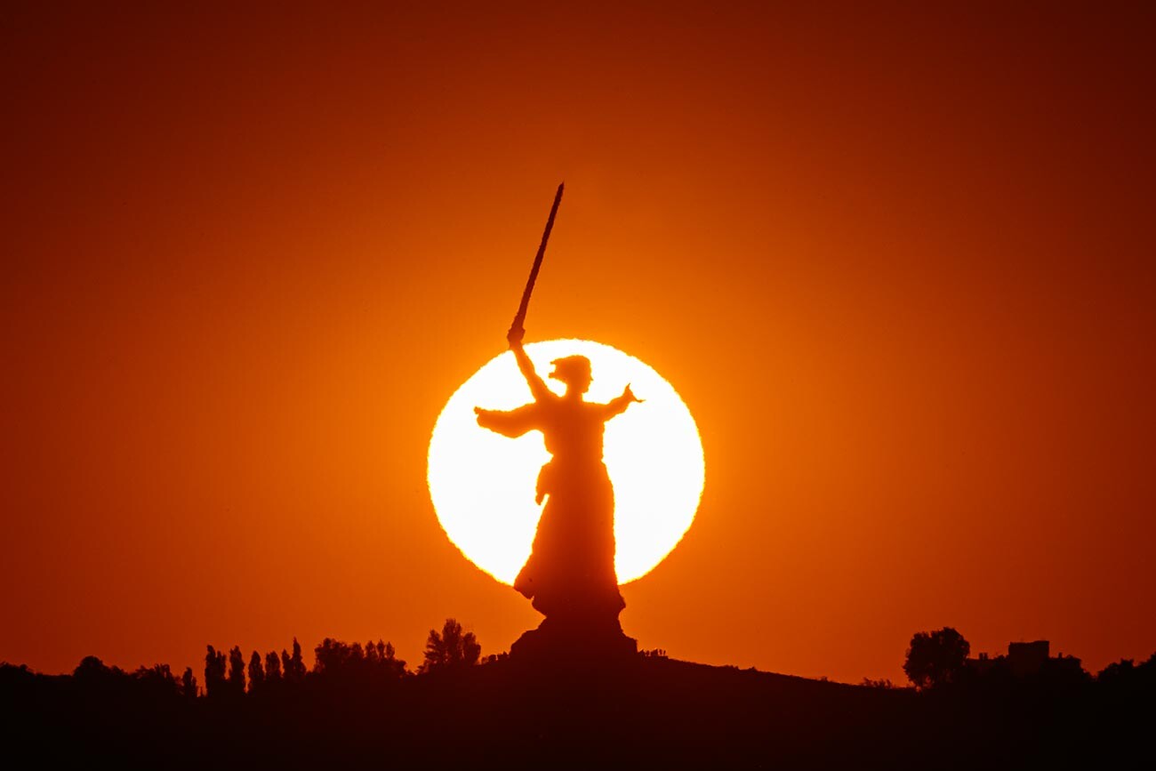 ボルゴグラード、「母なる祖国像」の後ろに沈む雄大な太陽