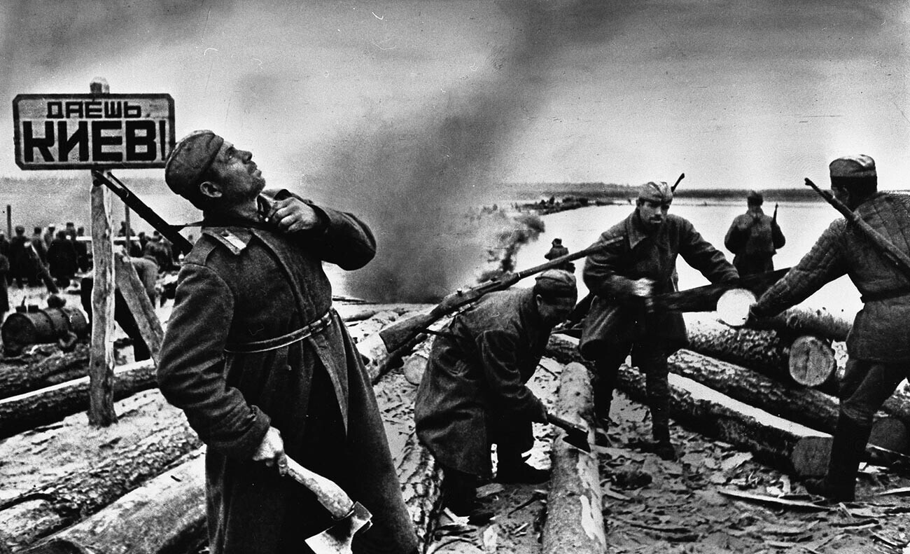 Tentara Soviet mempersiapkan rakit untuk menyeberangi Dnieper (papan bertuliskan 