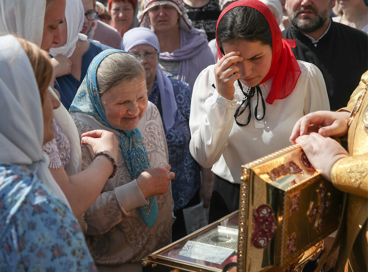 Jemaat Ortodoks Rusia membuat tanda salib dengan tiga jari.