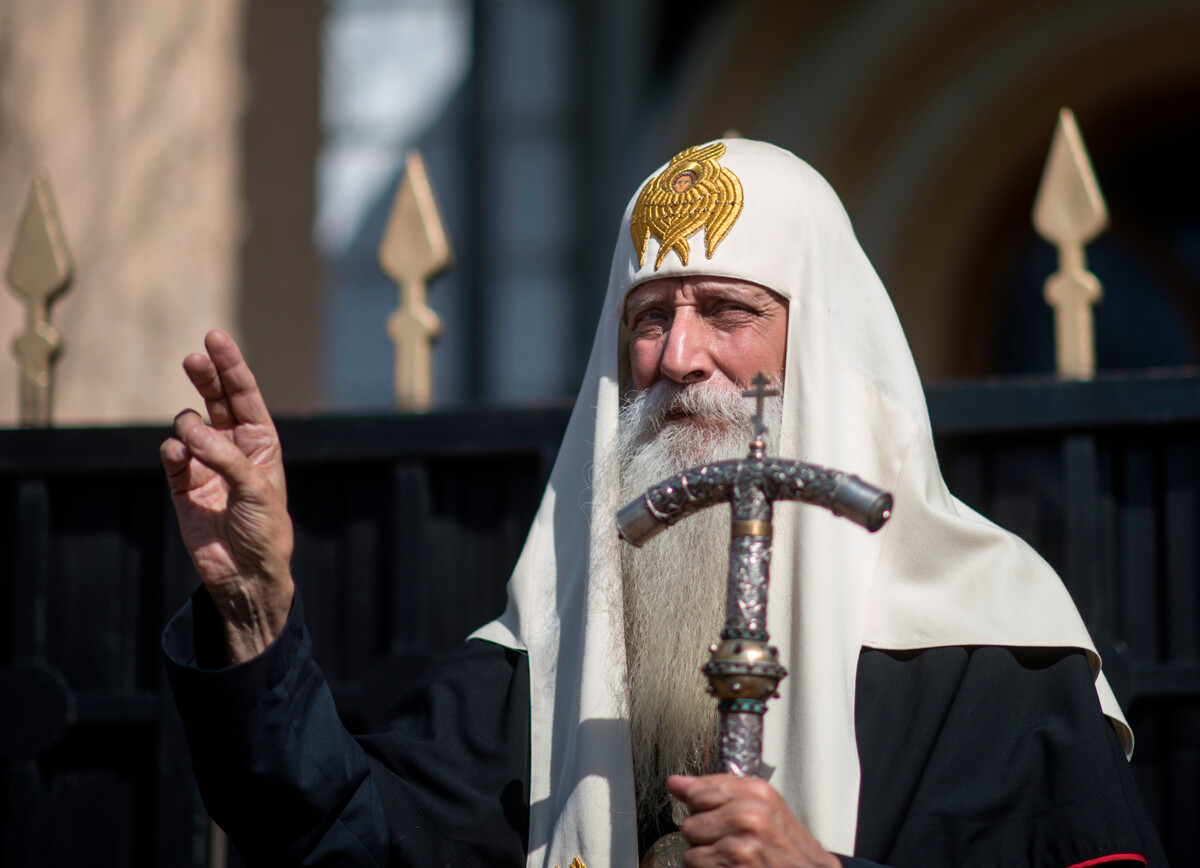 Uskup Metropolit Korniliy, Uskup Metropolit Moskow dan Seluruh Rus, Primat Gereja Ortodoks Ritus Lama Rusia, membuat pemberkatan dua jari.