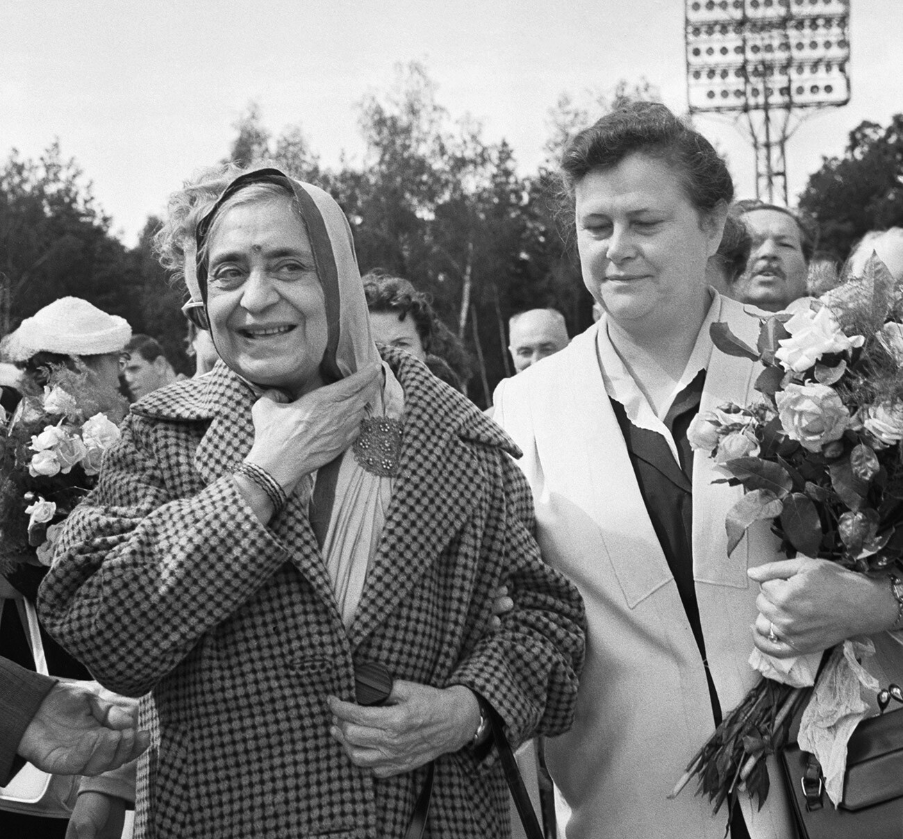 Членът на президиума на Съветския комитета за защита на мира Нина Попова (отдясно) посреща Рамешвари Неру на московското летище, 1961