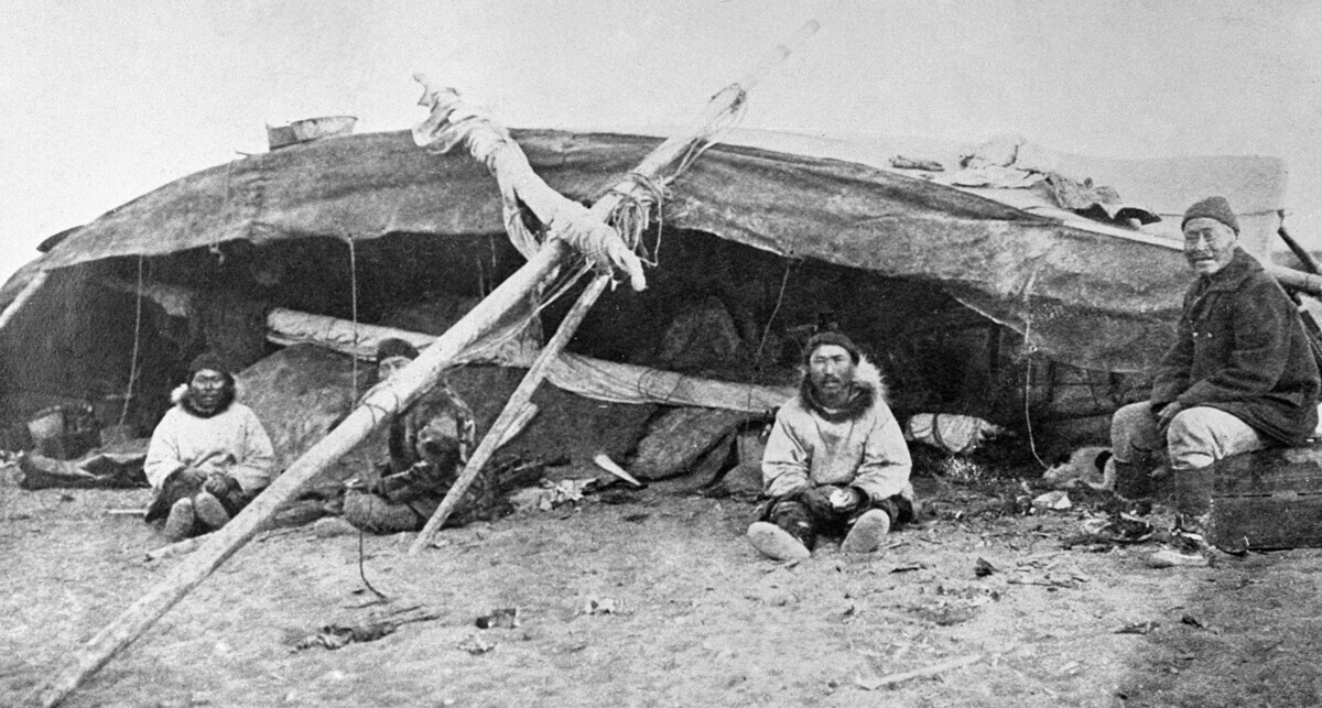 Tchuktchi sentados na entrada de sua residência, 1901