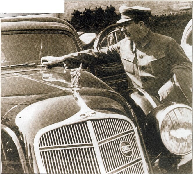 Stalin en 1936, junto a un Zis-101, coche que serviría de modelo para crear el 101-A-Sport.