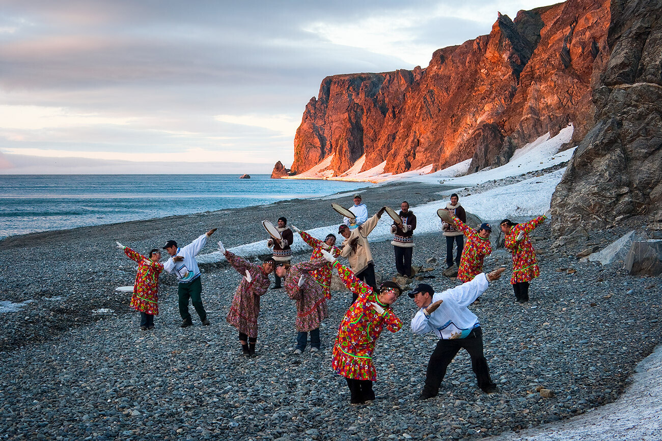 Музичари и танчари на чукчо-ескимски фолклорен ансамбл во традиционална облека на брегот на морето, Уелен, Чукотка.

