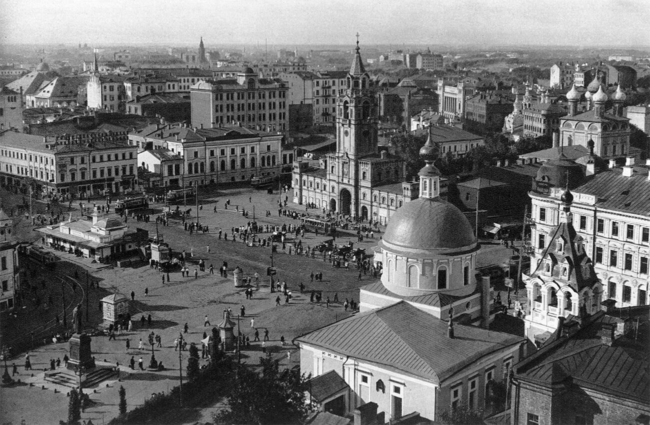 Moskva. Trg Strastnaja (bodoči Puškinski), Cerkev Dmitrija Solunskega. Samostan Strastnoj. Okoli 1925-1926. 