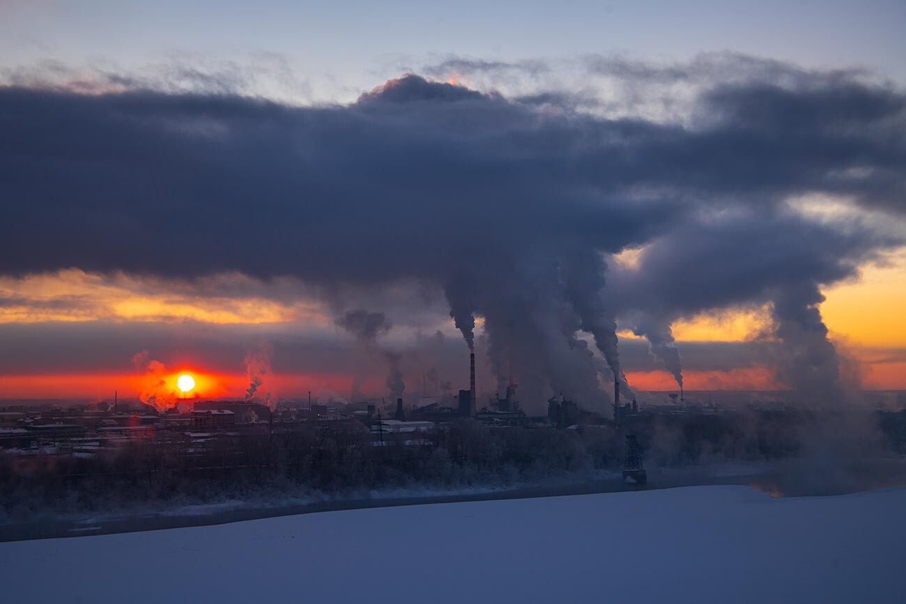 Dim iz dimnikov elektrarne Kemerovo.