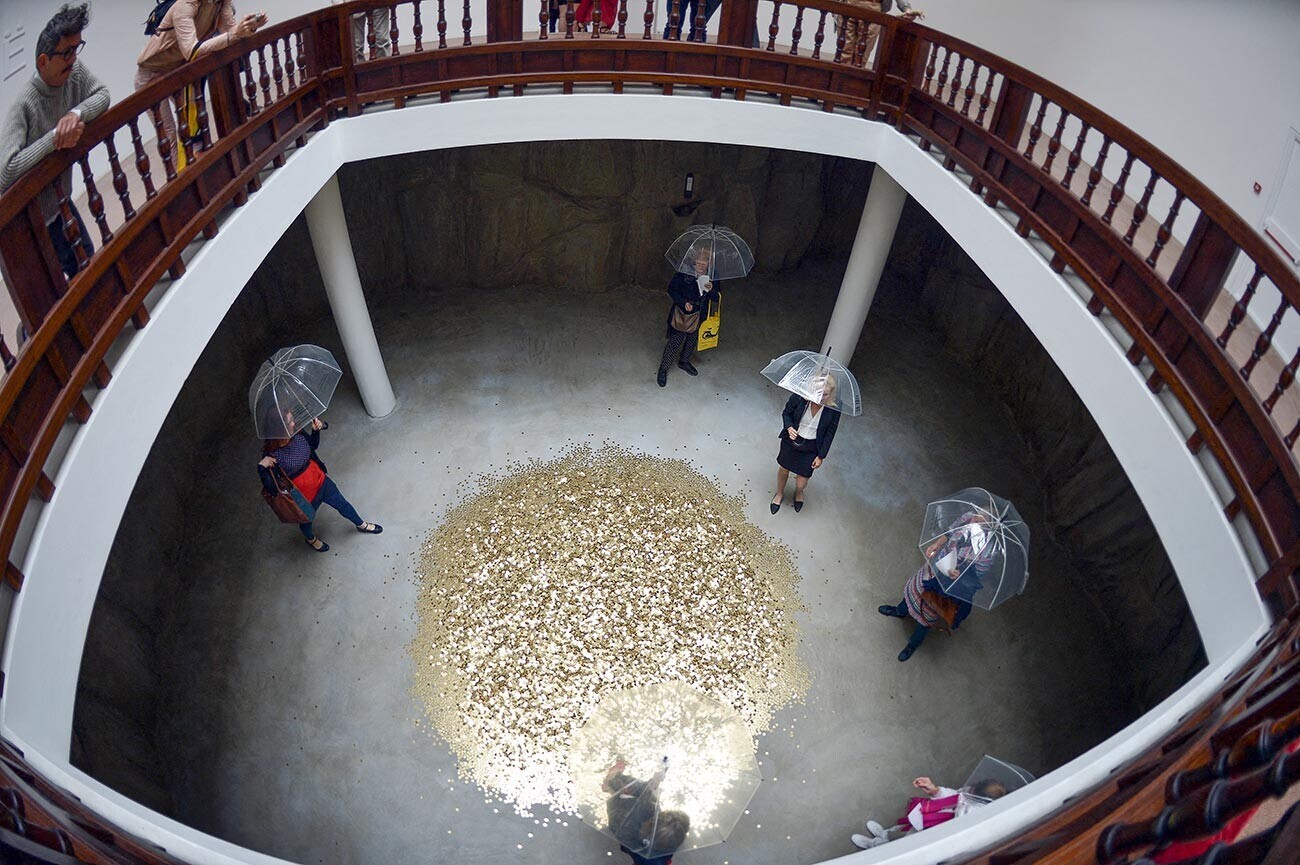 Instalasi Danaë karya Vadim Zakharov di paviliun Rusia pada biennale seni Venesia ke-55 (2013)
