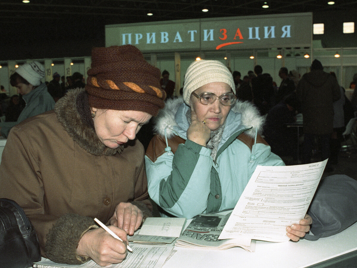 An auction of shares in the Bolshevik confectionery factory, 1992.