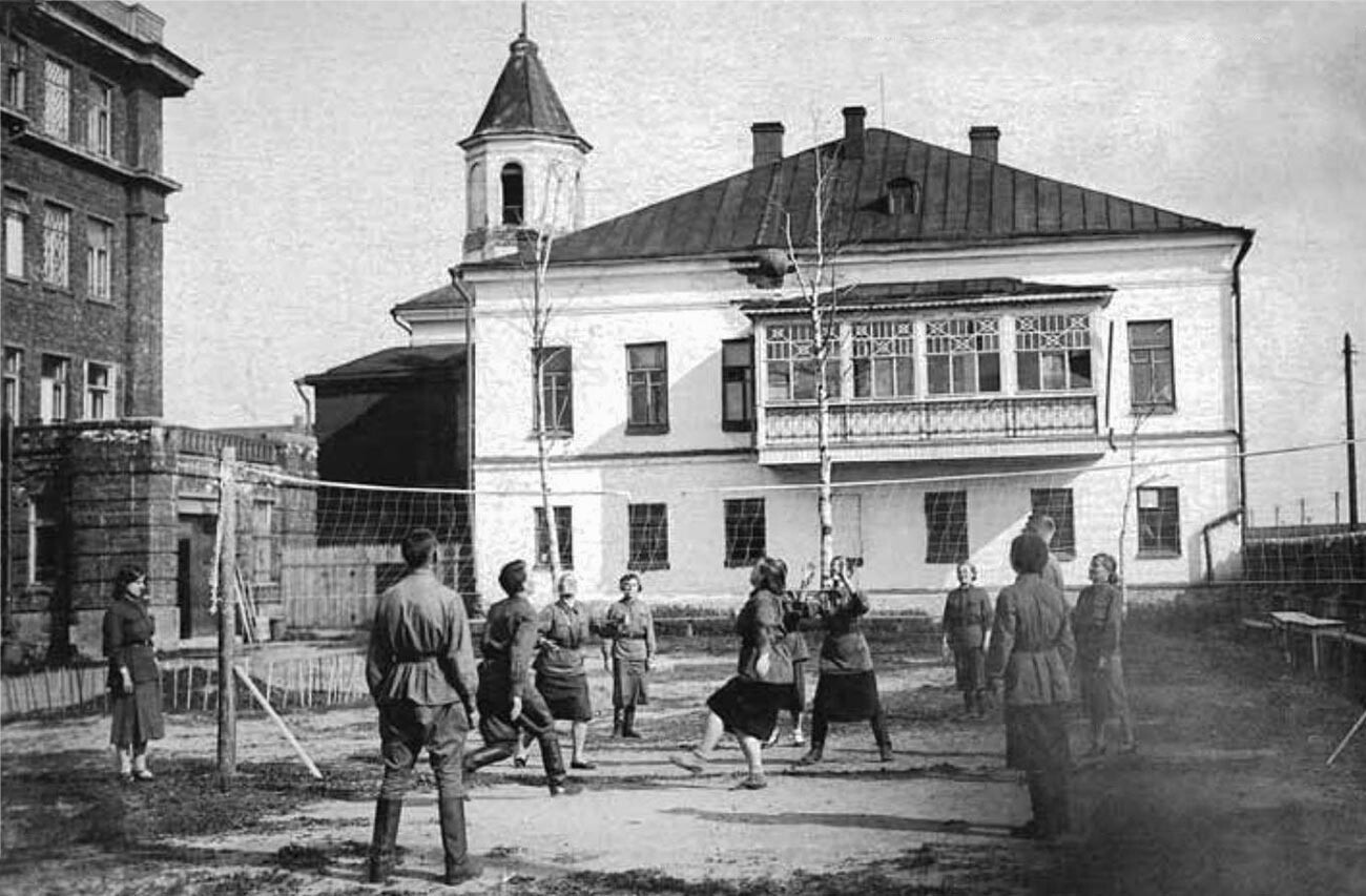 Menschen beim Volleyballspielen in Archangelsk 1943.