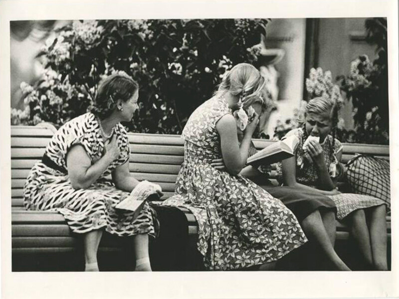Frauen auf einer Parkbank, 1950er Jahre.