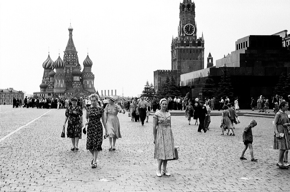Frauen auf dem Roten Platz in Moskau, 1960er Jahre.