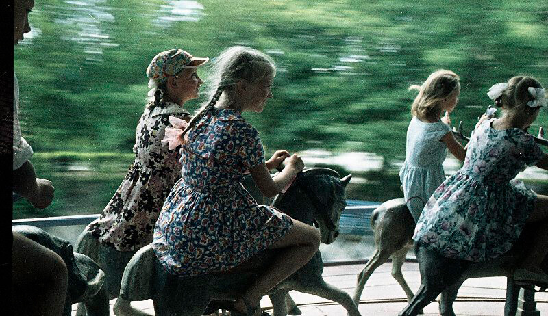 Mädchen auf dem Karussel 1967.