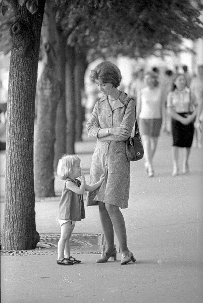 Mutter mit Kind, 1970er Jahre.