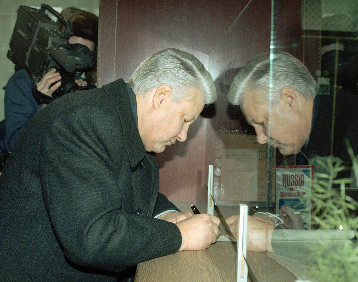 Il primo presidente russo Boris Eltsin riceve un assegno di privatizzazione, 1993

