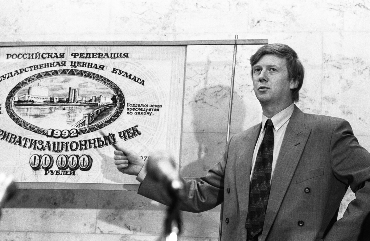 当時、ロシア国家資産管理委員会議長だったアナトリー・チュバイスがバウチャー（私有化小切手）の模型を見せる、1992年