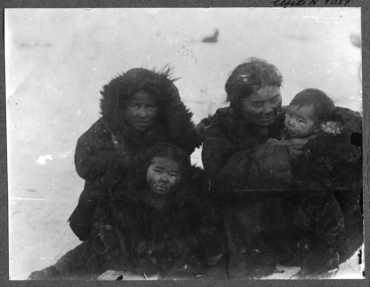 チュクチ人の家族（母と子供たち）、1910年