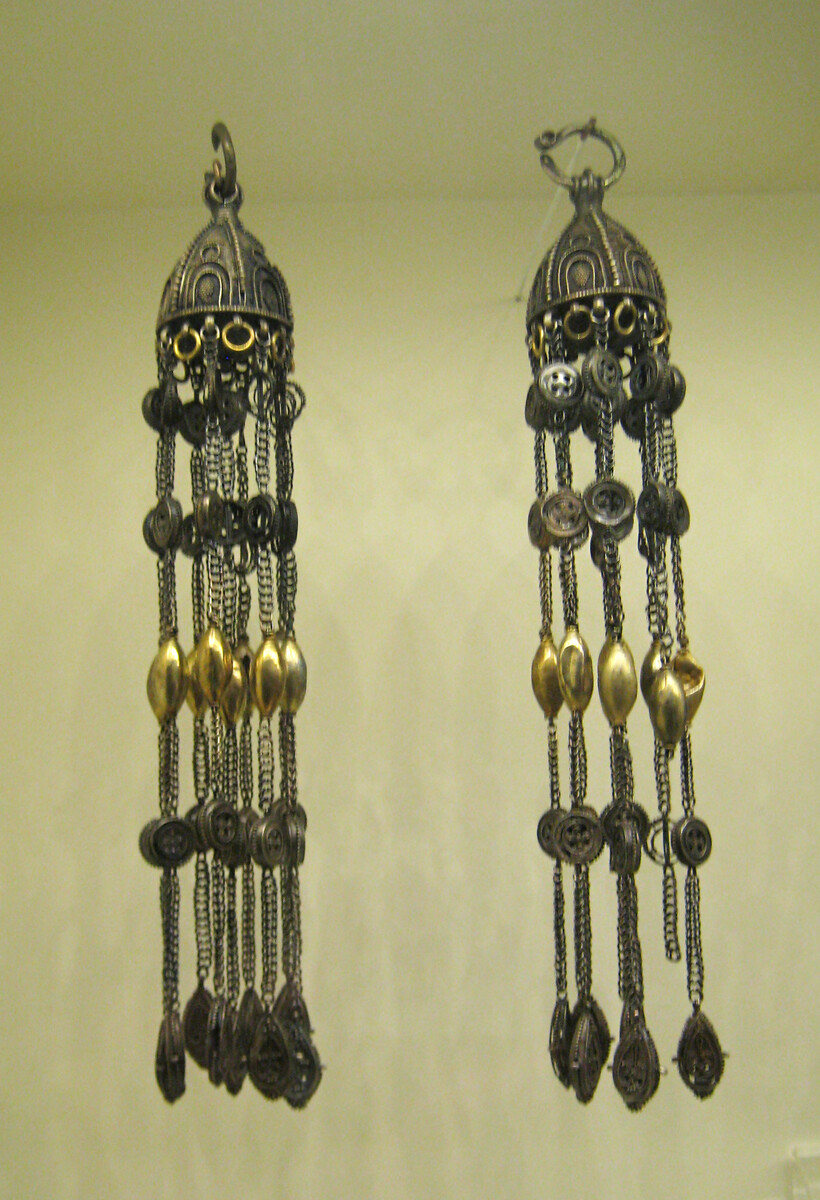 „Рјасне“ – привесци за украс на глави који се стављао код слепоочница. Стара Русија, 12. век. Сребро, позлата, лемљење, филигран, зрно.