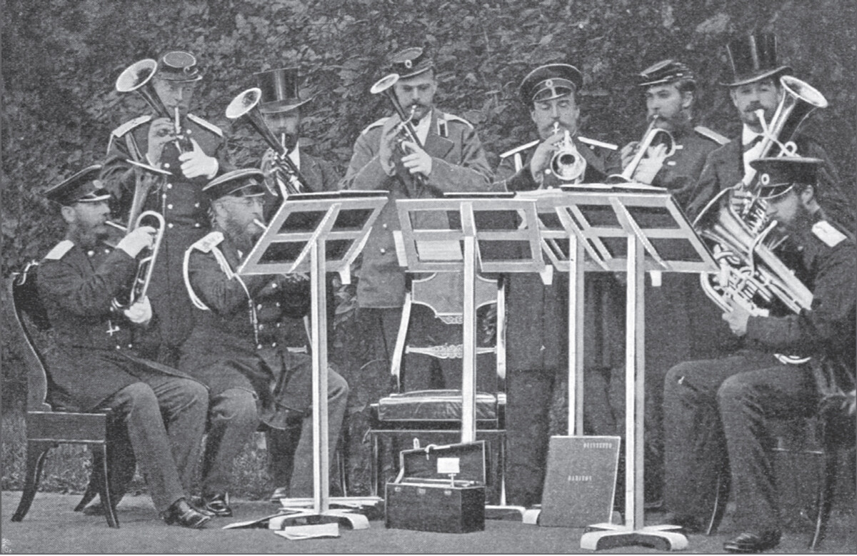 La única foto del Gran Duque Alejandro (centro) tocando la corneta con su banda de música, 1872.
